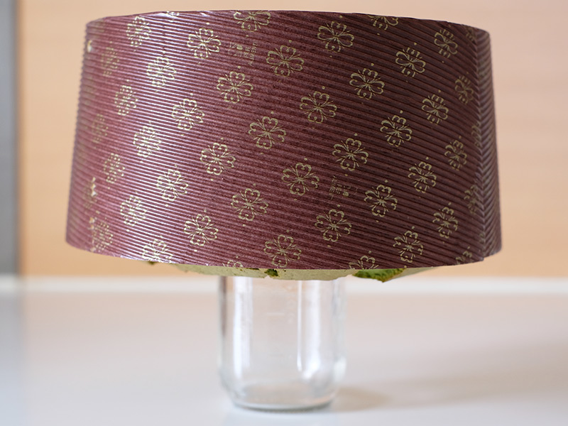 画像: 焼き上がったら逆さにしてびんなどに刺す