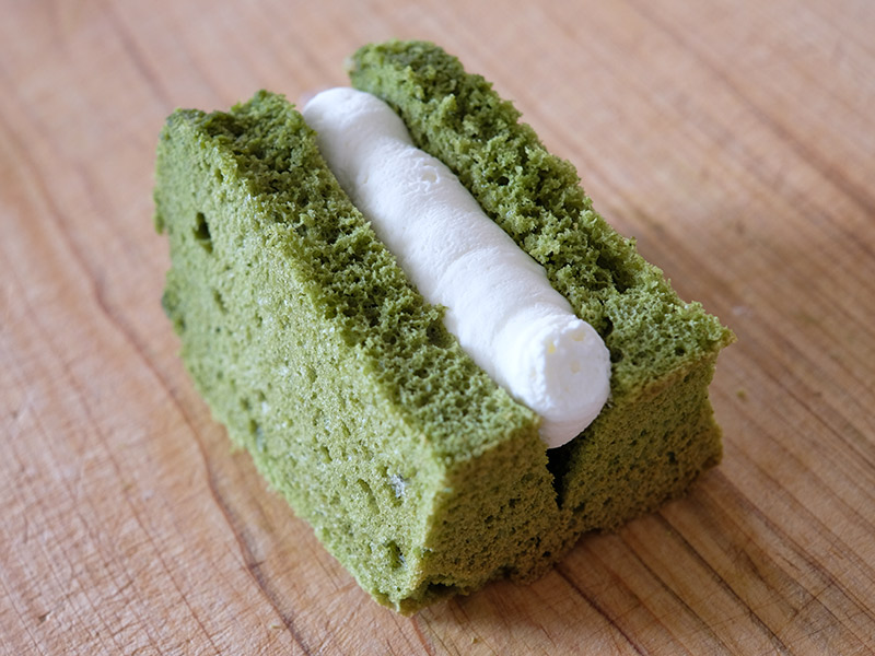 画像: 切り込みに生クリームを絞る