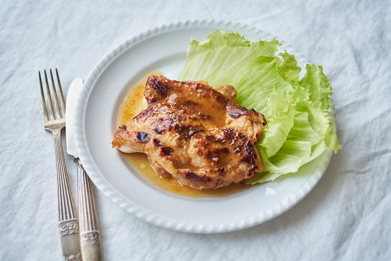 画像: 発酵パプリカの「バターチキンステーキ」のつくり方。鶏もも肉が“発酵の力”でやわらかに！うま味たっぷりでしっかり味が決まる｜榎本美沙の発酵暮らし - 天然生活web