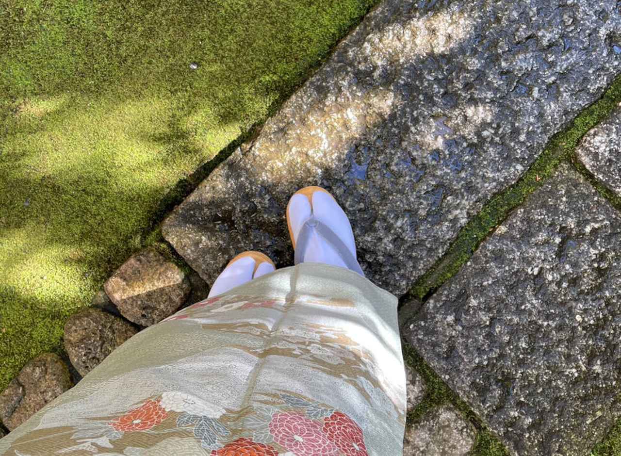 画像: 草履は畳表の25年前のもの。一度、鼻緒をすげ替えました。畳表の草履をつくる職人さんが減っているそうで「大事に」とよく言われます