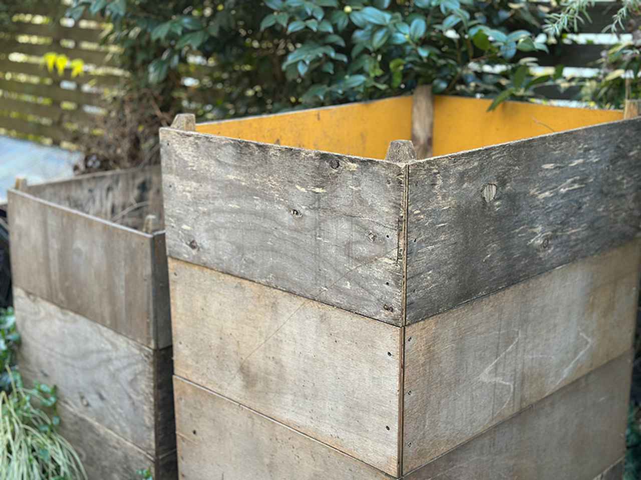 画像: 木枠を左右へ動かして管理する「枠組み式コンポスト」。DIYで簡単に作ることができる