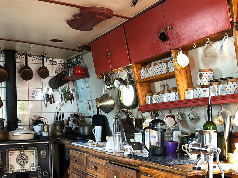 画像: 煙突のついたオーブンもあるボート内のキッチン