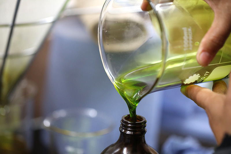 画像: 養成コースでは、レメディづくりも体験してもらっている