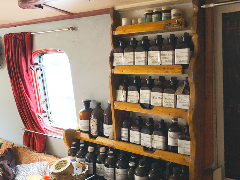 画像: ボート内のハーブチンキ棚