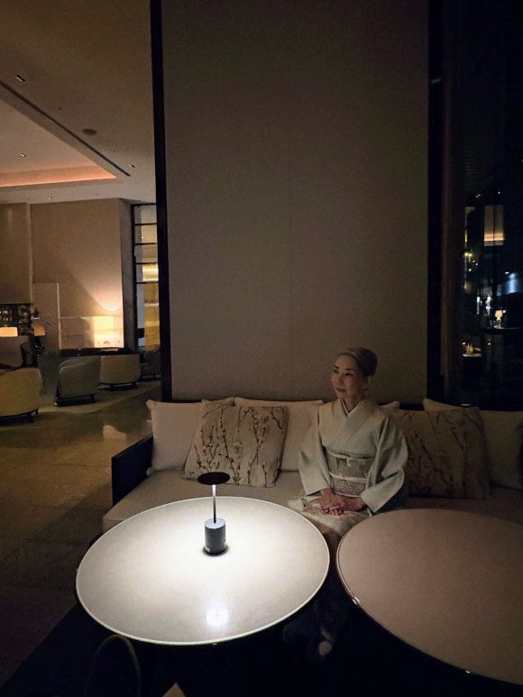 画像: 初釜を終え友人とホテルのラウンジで