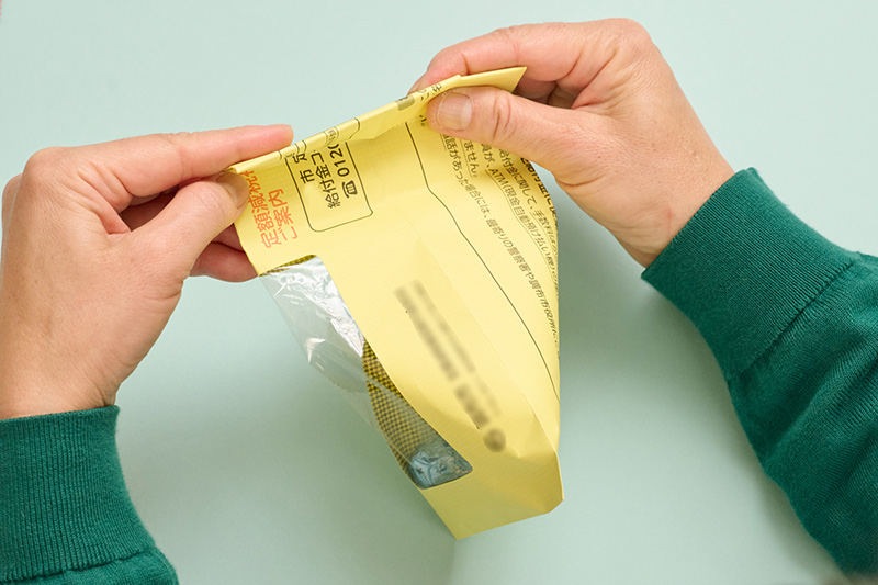 画像: 封筒の折り線が合うようにして、封筒の口を垂直につぶすように閉じる