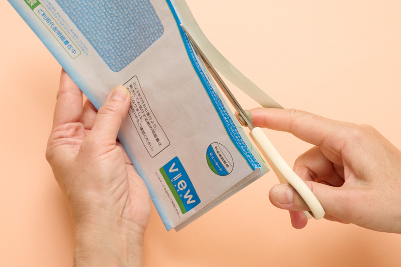 画像: 切る際は、まっすぐじゃなくラフでOK！ 先に切った封筒と重ねて、なんとなく高さが同じになるように切る