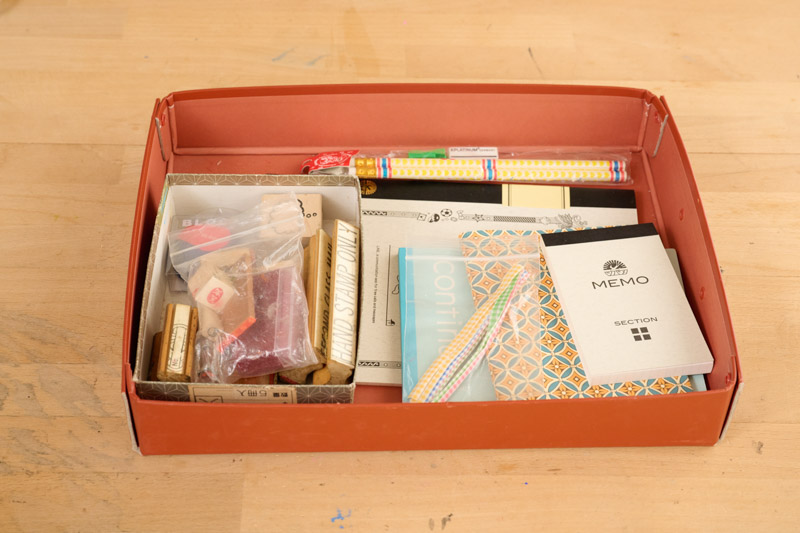 画像: まとまらないものは「とりあえずBOX」に一旦収納。こちらは、分類しづらい文房具などのセットを
