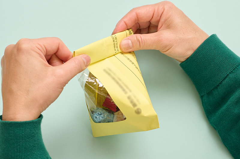 画像: 口を閉じたら、2～3回くるくると折り返す