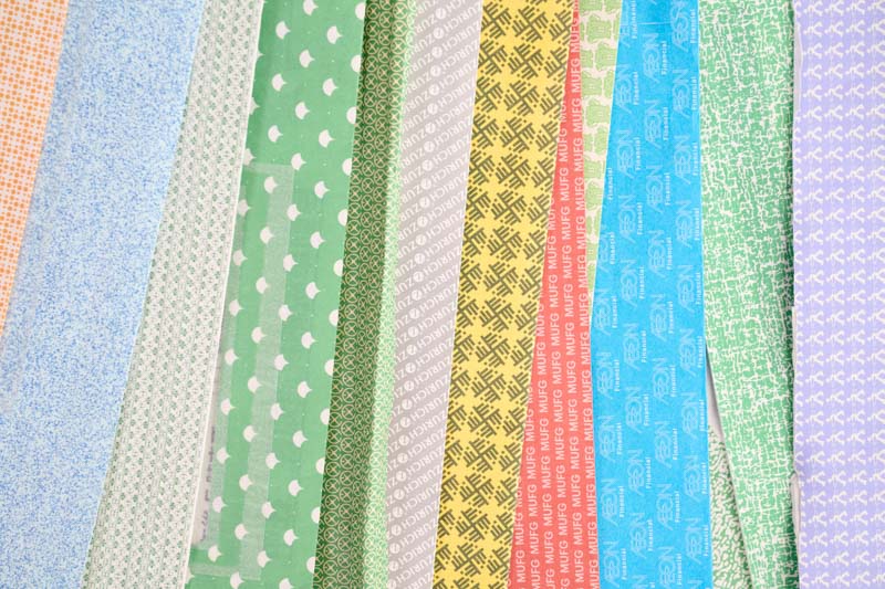 画像: 裏地紋には、模様や企業名、ロゴなどがあしらわれている。素敵な柄がいっぱい