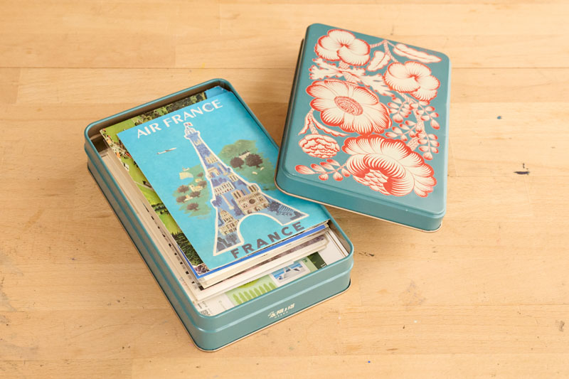 画像: 花の絵柄がかわいいお菓子の空き缶。空き缶はかわいいものだけを厳選してキープする