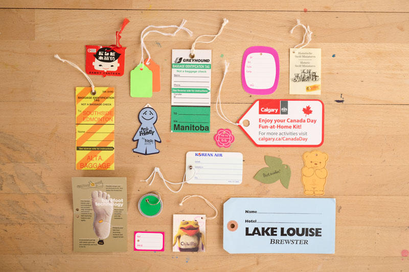 画像: 服や靴などの商品タグは、色や形がさまざまで華やか