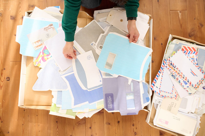 画像: 封筒は分類せず、薄型の大サイズの箱にざっくり収納。ほかにプリンターが入っていた薄型の箱も再利用