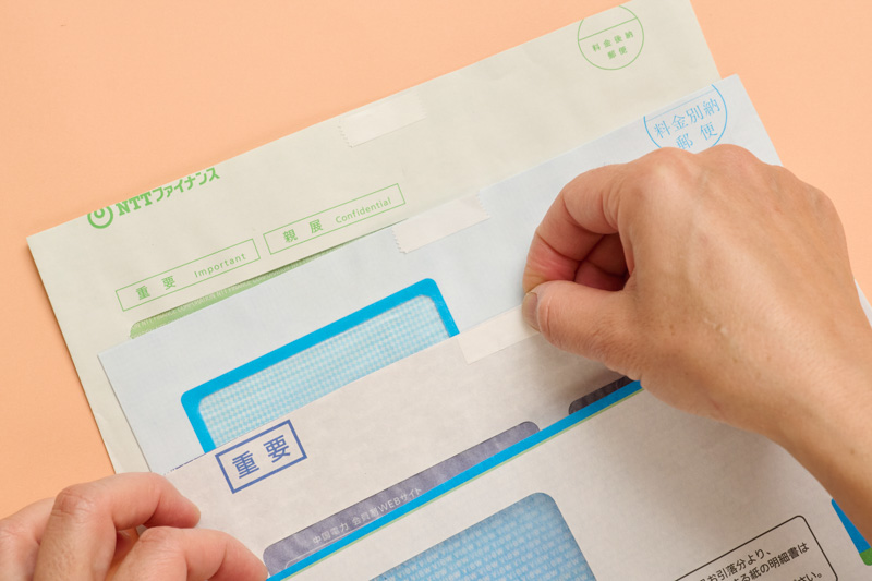 画像: 両面テープは短めでOK。封筒の上端の中心に貼るといい