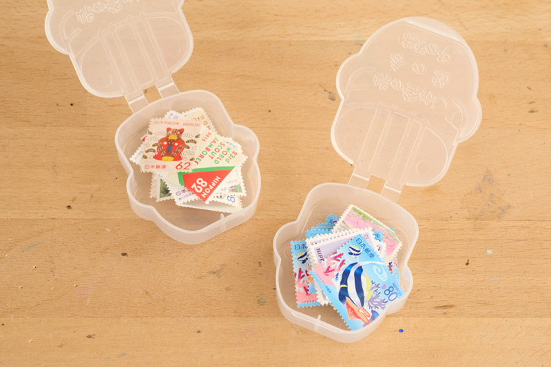 画像: 切手入れは、あの人気駅弁の漬物ケース。「食べるたびに増えるので、収納に活用します」と宇田川さん