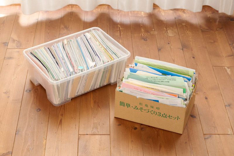 画像: プラスチックの収納ケースや段ボールの箱でたっぷり収納