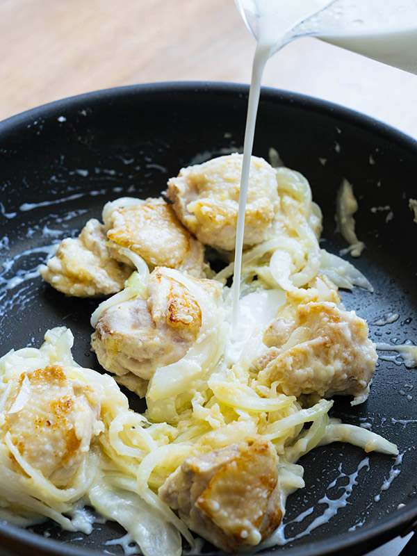 画像1: ほっこりおいしい「白みそシチュー」のつくり方。簡単ホワイトソースで“ぱぱっとおいしく”体が温まる白い野菜のやさしいスープ/料理家・榎本美沙さん