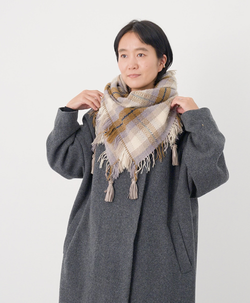 画像2: 肩を覆うように広げて整えて