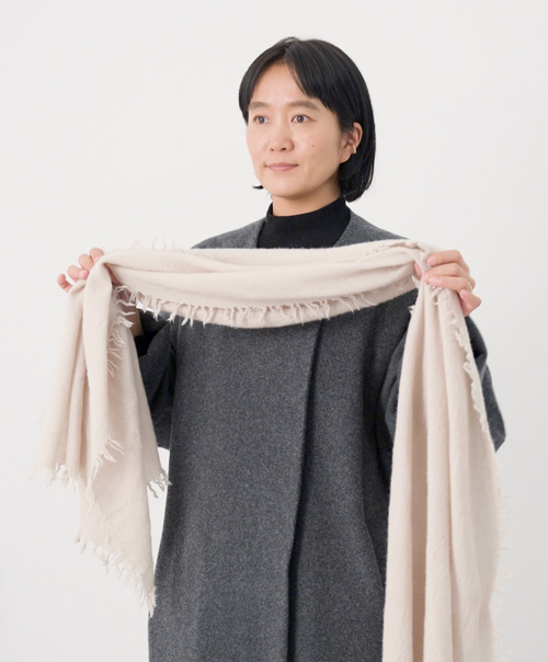 画像: ストールをラフに束ねます