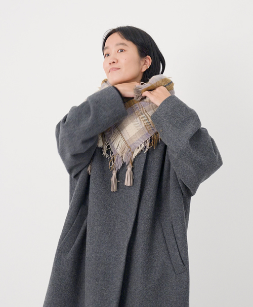 画像: 巻いてきた先を、上から首元に入れ込み