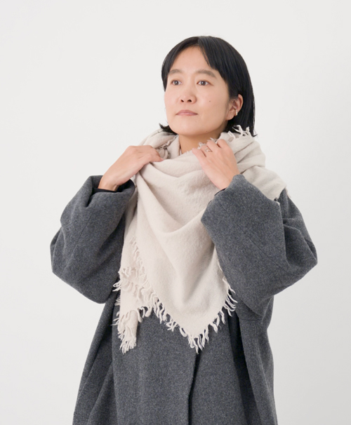 画像1: 肩を覆うように広げて整えて