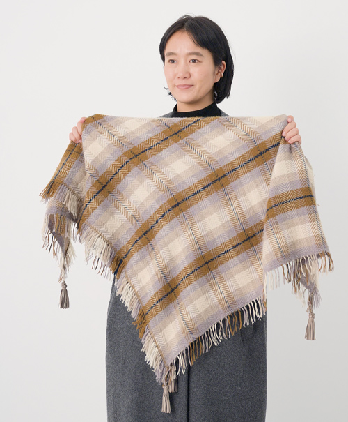 画像: ストールを三角に折ります