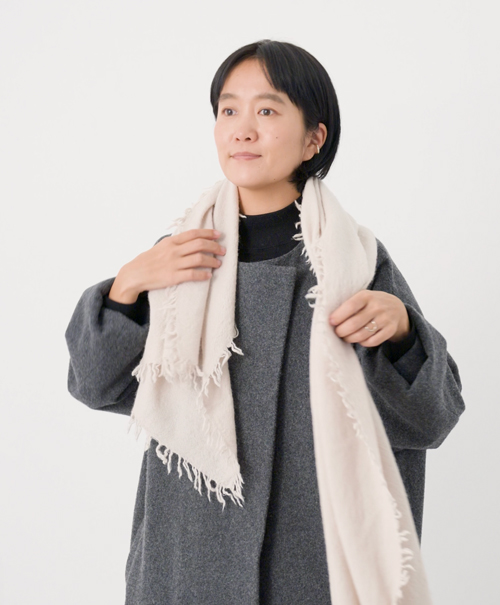 画像: 左右の長さに差をつけ、首に掛けて