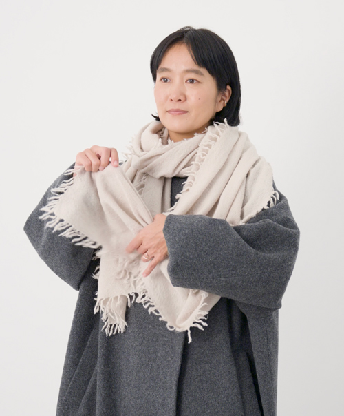 画像: 巻いてきた側の端の角を持ち