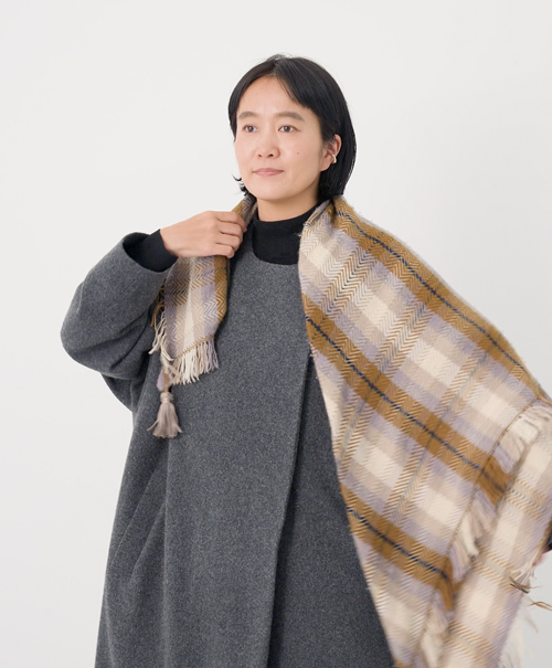 画像: 左右の長さに差をつけ首に掛け