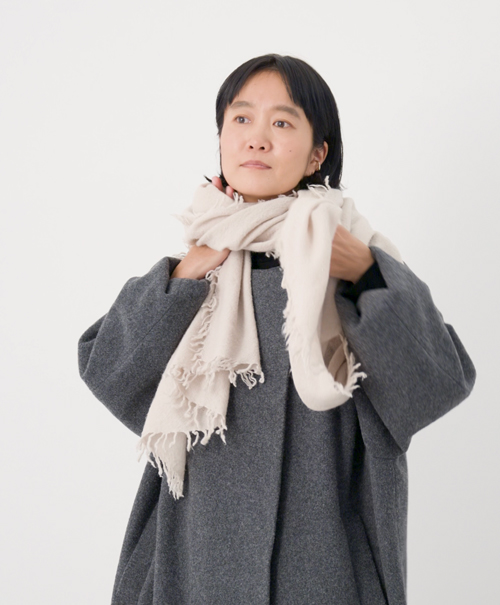 画像: 反対側の首元に上から入れ込み