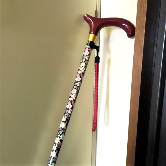 画像: 母が愛用していた杖。リバティプリントの花柄です