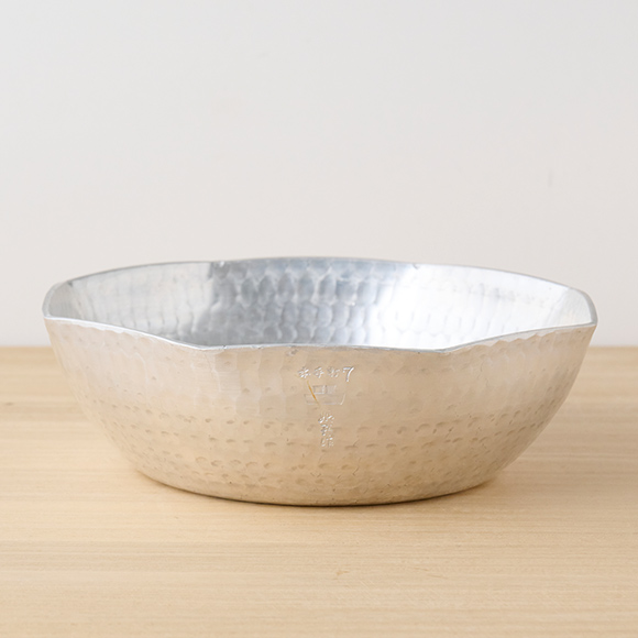 画像: 大正13年創業の老舗の鍋工房でつくられた「姫野作. 本手打アルミ八角鍋」。18cm、21cm、24cm、27cmの4サイズ展開あり。本来はやわらかいアルミを叩くことによって、より硬く丈夫にしている