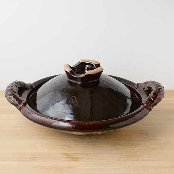 画像: 伊賀焼「圡楽窯」でひとつひとつ手づくりされている土鍋。土鍋自体に厚みと重みがあり重厚感も抜群。ふたは高さがあるから、たっぷりの野菜を入れても大丈夫。逆に鍋の部分は浅いから食卓で具材を救いやすい。