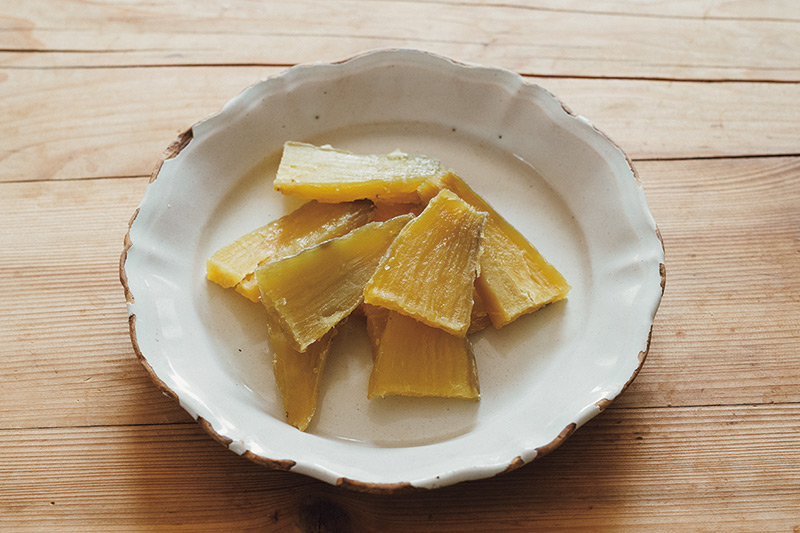 画像: 蒸して4〜5日天日に干すか、100℃のオーブンで2〜3時間ほど焼いて