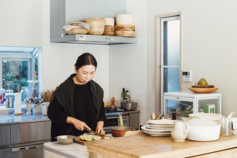 画像: レモンのマーマレードをつくる中川さん。庭に面した大きな窓のあるリビング・キッチンは、冬でも昼間は暖房不要な暖かさで、居心地がいい