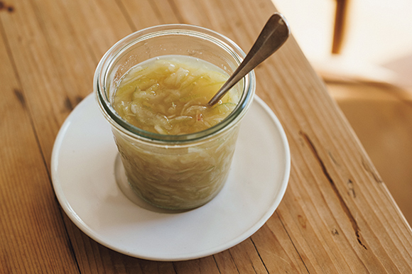 画像: 庭の木から実を収穫したら、2〜3日追熟させる。色がにごらない洗双糖を使い、糖度は約20％と控えめに