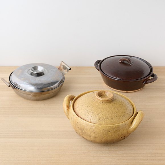 画像: （写真右上から時計回りに）フードスタイリストの川﨑万里さんが営んでいたお店で購入した土鍋。「長谷園」の味噌汁鍋。「ステンレス製の鍋はスンドゥブやエスニック系の鍋のときに使っています」（本田さん）