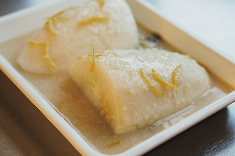 画像: 4％の塩で一昼夜塩漬けしたら、昆布とゆずの皮を加えた甘酒に漬ける