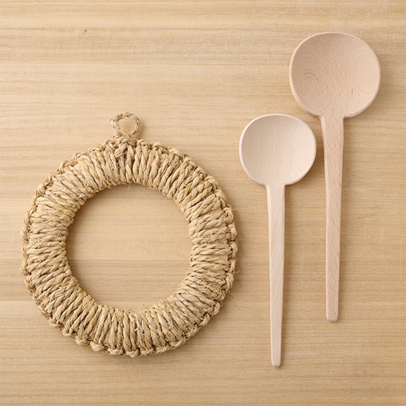 画像: 鍋におすすめなのは、あたりがやさしく持ち手も熱くならない木製のお玉。「お豆腐のようにやわらかいものも崩さずすくえます」（小池さん）。鍋敷きはオーバル型もあり