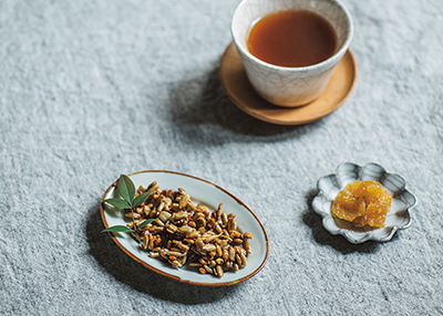 画像: 手づくり暮らし研究家・美濃羽まゆみさんの「冬ごもり」の楽しみ方。土鍋でゆっくり豆を炊き、はぎれで手縫いの針仕事…冬が楽しくなるおすすめ4選