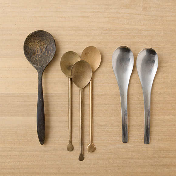 画像: おじやに欠かせない3点セット。写真中のスッカラは真鍮製。先端がほんの少し尖っているものが本来のスッカラの証しなのだそう。左のスプーンは鍋の中でおじやを混ぜる際に