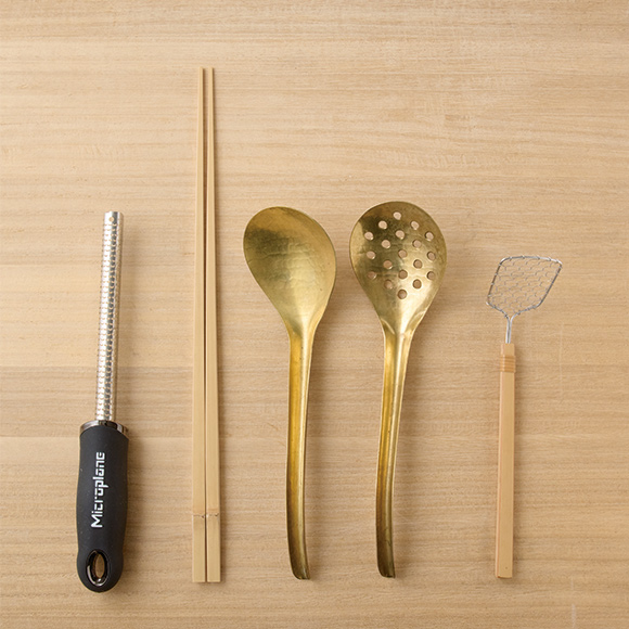 画像: 左から）「マイクロプレイン」のゼスターグレーター。先の細い竹製の盛り付け箸。「有次」の真鍮製レードルと穴あきレードル。ステンレス×竹の豆腐すくい