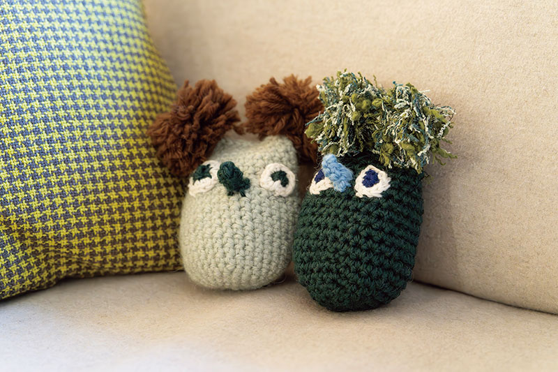 画像: かぎ針で編まれた森の妖精「コルミッコ」。少しとぼけた表情が愛らしい