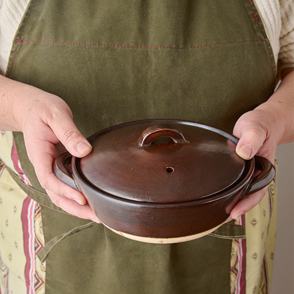 画像: 「小さいけれど意外とたっぷり入るんですよ。ふたがしまらないほど野菜をたくさん入れて火にかけても、火が通るとかさが減るので、ちょうどいい塩梅に」（本田さん）