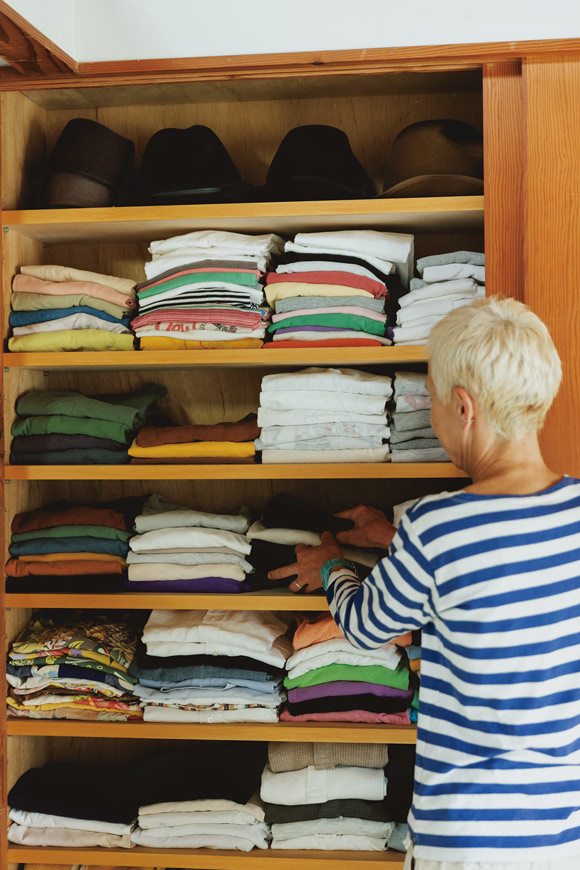 画像: 寝室にある奥行き30cmの棚を、Tシャツやカットソーなどの、たたんで収納するアイテム置き場に。洗濯を終えたら、衣類の一番下に入れて棚に戻すことをルーティンに