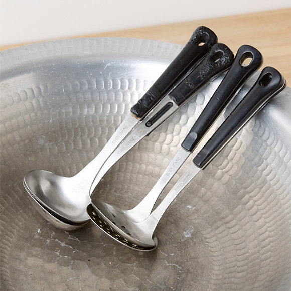 画像: 長さが約20cmで扱いやすいサイズのレードル（お玉）とスキマー（穴杓子）「『エバーウェア』の製品ですが、残念ながら現在は製造されていません。シンプルな見た目と堅牢なつくりが気に入っており、ずっと愛用しています」（本田さん）