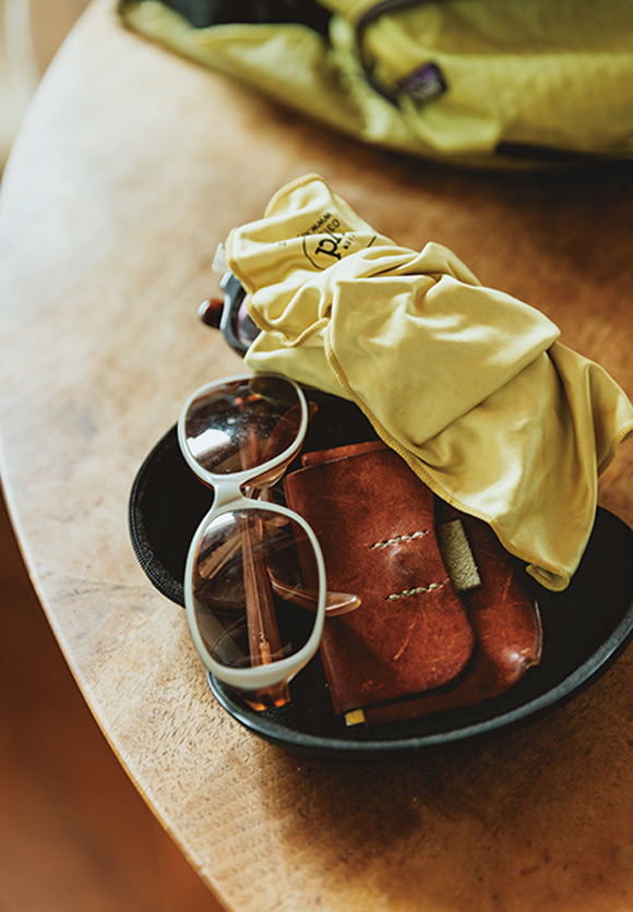 画像: サングラスや財布などの小物はトレイにまとめてテーブル上に常備