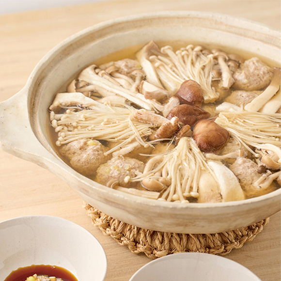 画像: 豚だんごときのこを入れただけの鍋