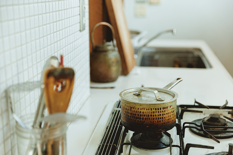 画像: ほかの家事をしている間も、すき間時間を見つけては夕食の支度を先取り。味噌汁のだしをとったり、煮ものに味を含ませたり