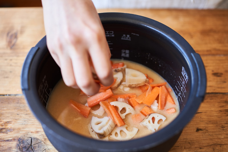 画像3: 体にうれしい、酒粕とみその「根菜ごはん」のつくり方。酒粕が苦手な人にもおすすめ！コクと甘味、栄養たっぷりの炊き込みごはん｜榎本美沙の発酵暮らし